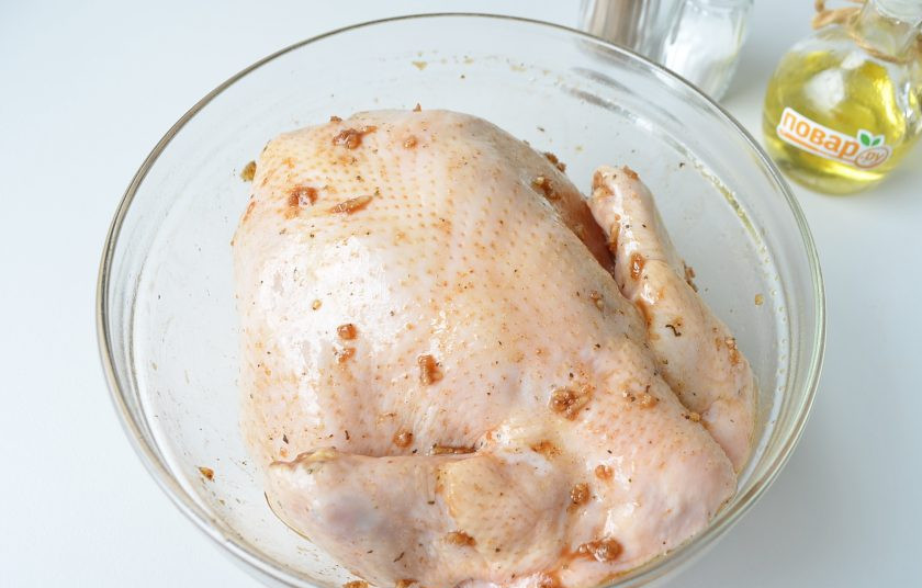 1. Этап. Курица с медом: 3. Замаринуйте курицу внутри и снаружи, затяните пленкой пищевой миску и отправьте в холодильник на 2 часа.