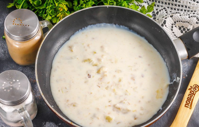 1. Этап. Сливочно-имбирный соус: Влейте сливки и быстро перемешайте, чтобы не образовались комочки. Прогрейте буквально 1 минуту до загустения соуса, всыпав соль и молотый черный перец. По желанию вы можете добавить и другие пряности, приправы.