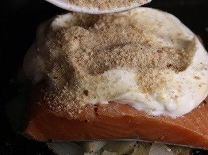 1. Этап. Рыба под сметаной: 3. Присыпьте панировочными сухарями и отправьте в духовку на 25 минут.