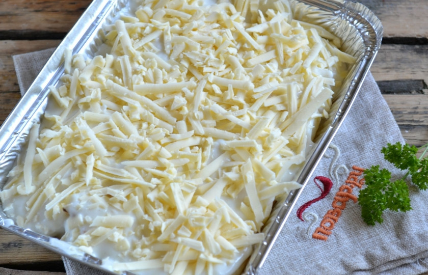 1. Этап. Картошка под соусом Бешамель: Готовым соусом залейте картошку с луком. Сверху натрите на крупной терке слой твердого сыра, отправляйте в духовку, разогретую до 200 градусов, для запекания.