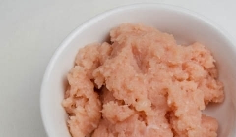 1. Этап. Паровое суфле из курицы: Куриную грудку измельчаем в блендере.