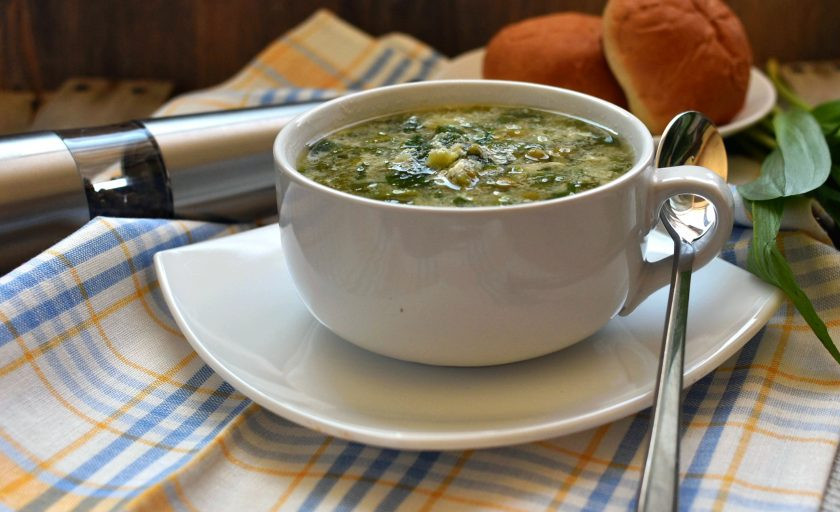 1. Этап. Суп с черемшой и зеленым горошком.: Подавайте со свежим хлебом и сметаной.