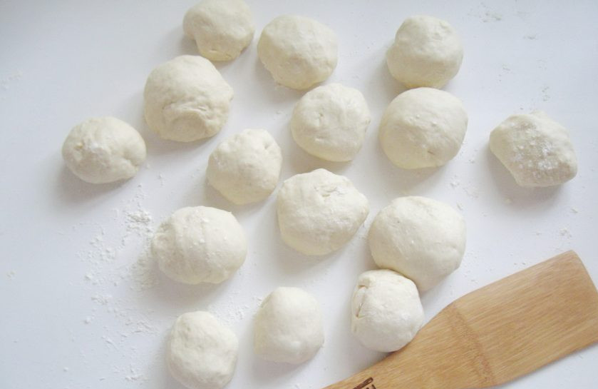 1. Этап. Жареные пирожки с картофелем и печенью: Тесто разделите на небольшие шарики.