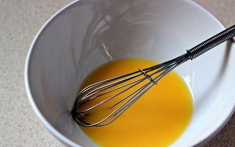 1. Этап. Пасха розовая: Растопить масло, добавить яйцо, сахар, ванилин. Теплым влить в творог.