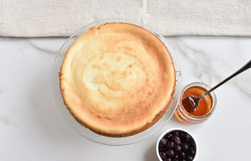 1. Этап. Торт из творога: Подавайте творожный торт с ягодами и ванильным сиропом.