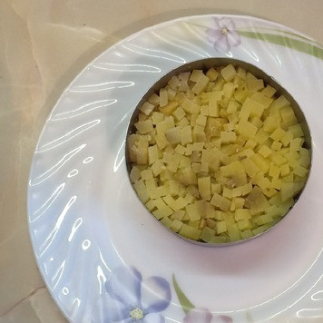 1. Этап. Салат Родные рядом: Выложить картофель на обжаренные грибы, сверху смазать майонезом (забыла сфоткать в запарке).