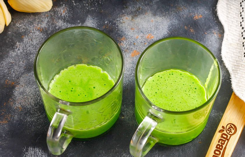 1. Этап. Спонж бисквит для декора: Смажьте чашки или стаканы из плотного стекла, керамики растительным маслом до верха. Выложите в них тесто на одну треть — бисквит очень сильно поднимается при выпекании!