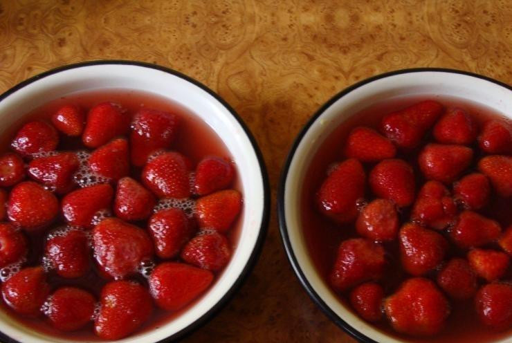 1. Этап. Желе из клубники: 4. Разлить желе по подготовленным формочкам или креманкам с клубникой и поставить в холодильник. Чтобы извлечь желе, нужно опустить формочку в горячую воду на 2-3 секунды, а затем перевернуть желе на тарелку. Украсить желе по желанию.