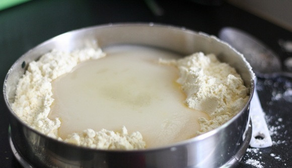 1. Этап. Песочное печенье без яиц: 2. Растопленное сливочное масло (в рецепт приготовления песочного печенья без яиц можно также использовать растительное масло без запаха) соединить с сахаром и как следует перемешать, чтобы сахар растворился. Аккуратно соединить с сухими ингредиентами. Добавить ванильную эссенцию или щепотку ванилина.