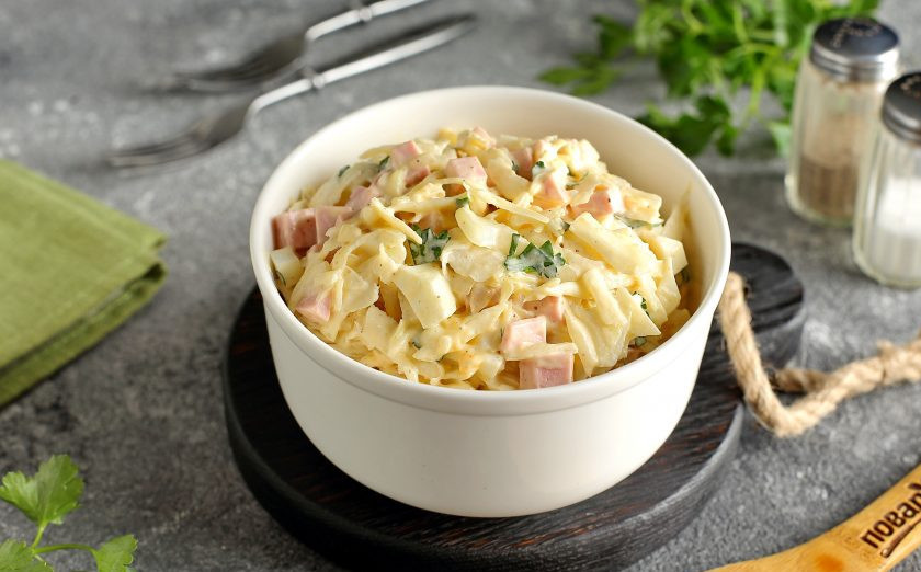 1. Этап. Салат с яйцом, капустой и колбасой: Салат с яйцом, капустой и колбасой готов. Можно сразу подавать его к столу. Приятного аппетита!