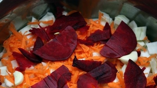 1. Этап. Маринованная капуста кусочками со свеклой: 5. После чего выкладывайте в глубокую кастрюлю поочередно капусту, свеклу с морковью и чеснок. Затем снова капусту. И так, пока не закончатся овощи. Таких получается три или четыре слоя.