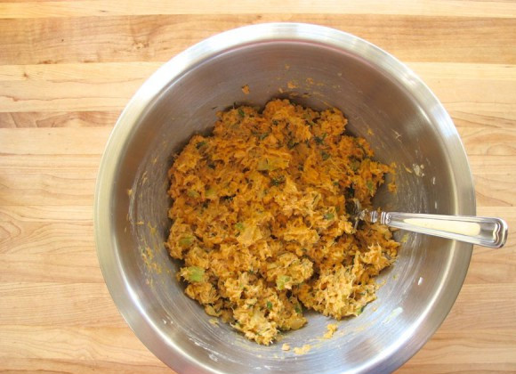 1. Этап. Котлеты из лосося с луком: В миске смешайте лосось, лук, яйца, йогурт, соль, специи и панировочные сухари.