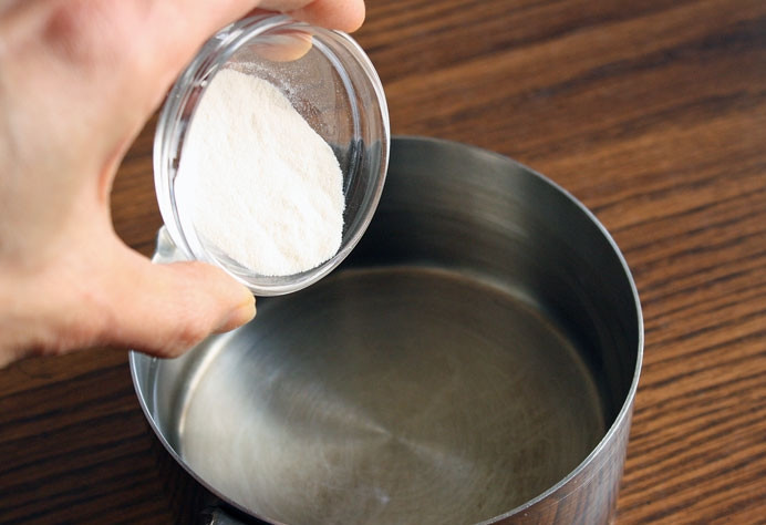 1. Этап. Желатин (десерт): Я беру агар-агар и всыпаю в воду, затем кипячу минутку, ставлю огонь на минимум и варю 5 минут. Если используете желатин, залейте его несколькими ложками холодной воды, а остальную воду вскипятите. Затем добавьте в нее желатин, перемешайте и ненадолго оставьте.