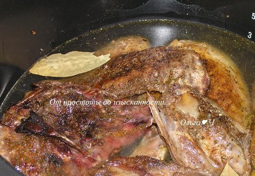 1. Этап. Рождественская индоутка с рисом и овощами: Выложите в мультиварку. Влейте горячую воду, добавьте лавровый лист. Готовьте в режиме 