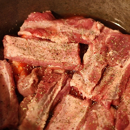 1. Этап. Свиные ребрышки в мультиварке: Свиные ребрышки помыть, порезать порционно. Посолить, поперчить.