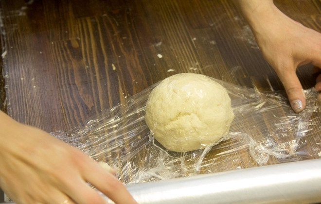 1. Этап. Пельмени с творогом: 2. Заверните тесто в пленку и отправьте в холодильник на полчаса, чтобы оно отдохнуло.