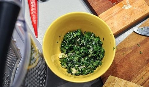 1. Этап. Медальоны: Медальоны идеально подавать с соусом. В небольшую миску добавим мелко нарезанные чеснок и кинзу, тертый пармезан, соль и йогурт. Все хорошо перемешаем и оставим, пусть настаивается.