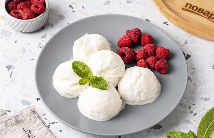 1. Этап. Мороженое из аквафабы: С помощью ложки для мороженого сделайте шарики из мороженого. Подавайте мороженое с ягодами, сладким соусом или дробленными орешками. Приятного вам аппетита!