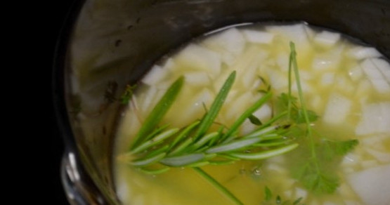 1. Этап. Соус к форели: 1. В кастрюлю наливаю апельсиновый и лимонный соки, добавляю сухое вино, винный уксус, мелко порезанный лук шалот, несколько веточек петрушки и веточку тимьяна. Отправляю емкость на огонь и варю 10 минут, после этого кладу еще веточку розмарина и варю 10 минут.