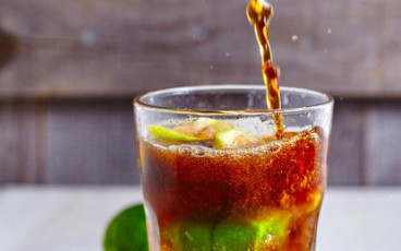 1. Этап. Коктейль Свободная куба: После добавляем в коктейль кока-колу. Некоторые предпочитают использовать пепси. Но я любительница первого варианта. По-моему, кола с ромом сочетается идеально.