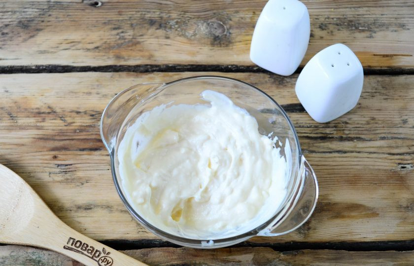 1. Этап. Кабачковый торт с помидорами и сыром: Майонез смешайте со сливочным сыром и пропущенным через пресс чесноком. Доведите массу до однородности.