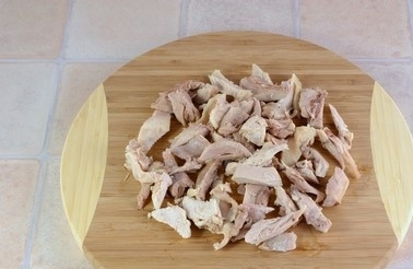 1. Этап. Суп с рисом и картошкой: Курицу отделить от костей и порезать на кусочки.