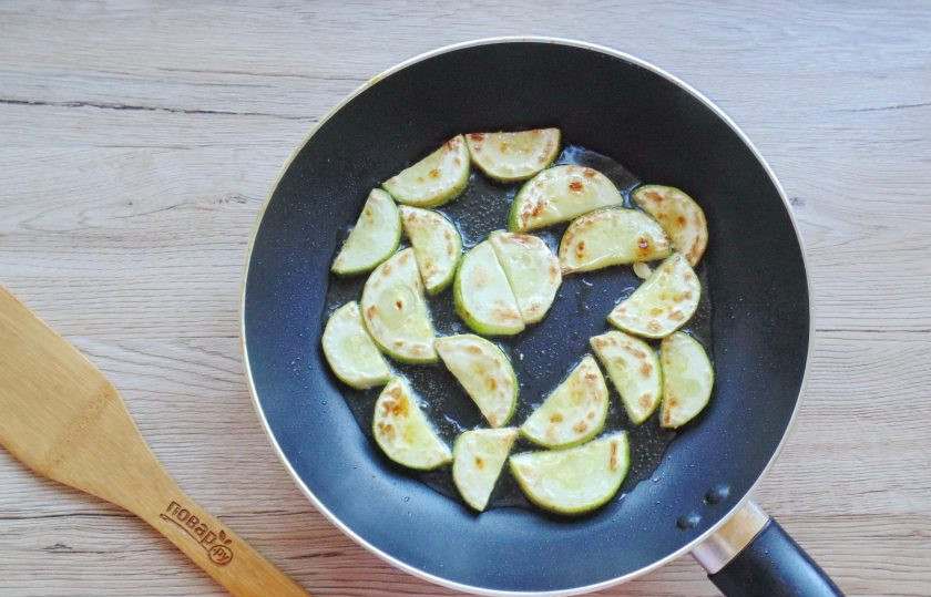 1. Этап. Салат из кабачков с редиской: Добавьте подсолнечное масло и обжарьте с обеих сторон до золотистой корочки.