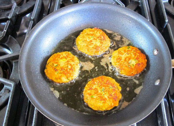 1. Этап. Котлеты из лосося с луком: Жарить котлетки на сковороде по 2-3 минутки с каждой стороны до золотистого цвета.