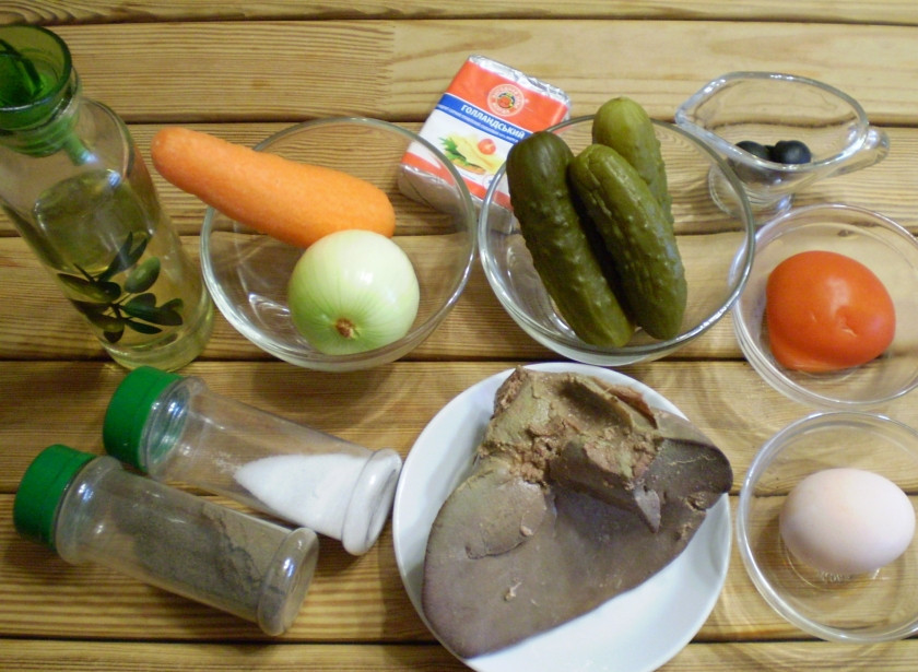 1. Этап. Салат Новогодняя обезьянка: Подготовьте продукты для салата. Печень отварите в соленой воде 40 минут (до полной готовности). Остудите. Яйцо отварите вкрутую. Лук и морковь очистите и сполосните под водой.