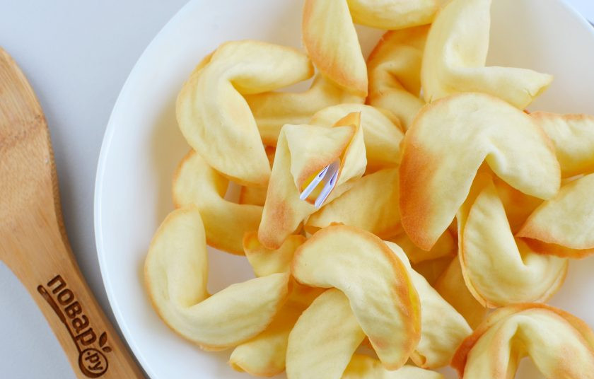 1. Этап. Печенье с пожеланиями: Сложите каждую бумажку с пожеланием и очень осторожно просуньте внутрь.