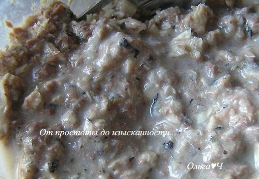 1. Этап. Гороховый суп-пюре с сайрой: Сайру разомните вилкой, добавьте в суп.