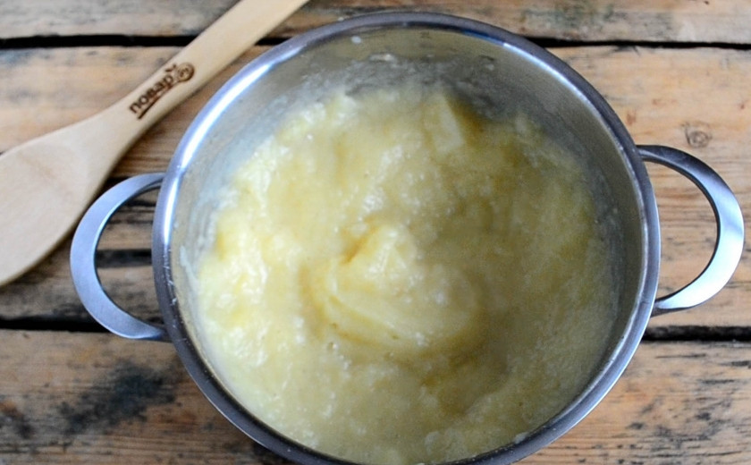 1. Этап. Банановое масло: Затем полученную массу измельчите блендером до однородного состояния. Готовое масло еще горячим разложите в чистые стерилизованные банки и закупорьте металлическими крышками. Такое масло можно хранить в холодильнике не более 10 дней. А можно кушать его сразу же!