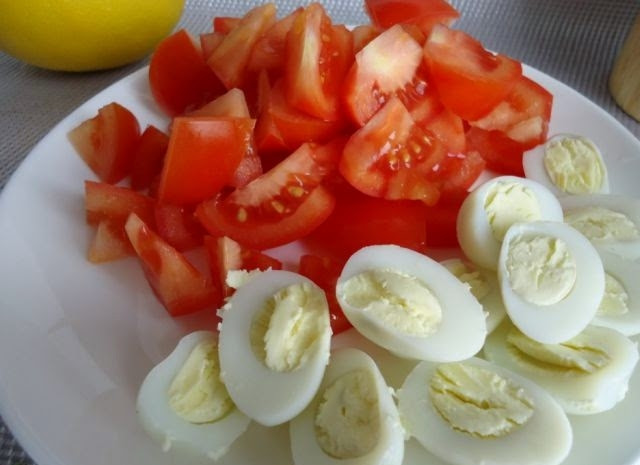 1. Этап. Салат из авокадо с креветками и яйцом: Яйца отварные порежьте на половинки, помидоры порежьте четвертинками, довольно крупно.