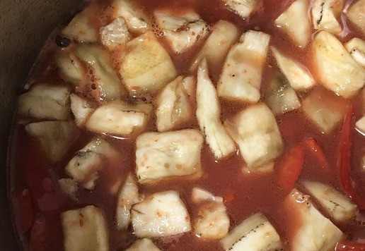 1. Этап. Тефтели в бархатистом соусе Дело тонкое: Добавляем оставшиеся ингредиенты для соуса, добавляем баклажан, накрываем крышкой и тушим 20 минут. Корректируем на вкус- я добавляла немного сахара для баланса и еще перца для остроты.