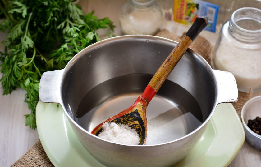 1. Этап. Помидоры на морковной ботве на зиму: Сварите маринад из воды, сахара, соли и уксуса.