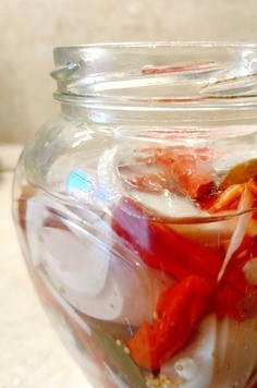 1. Этап. Утопенцы или маринованные сосиски с овощами: Сложить в банку овощную и колбасную нарезку. Залить горячим маринадом. Оставить остыть при комнатной температуре, а потом поставить в холодильник мариноваться на 3-5 дней. На мой взгляд это прекрасная закуска для пикника! ;)