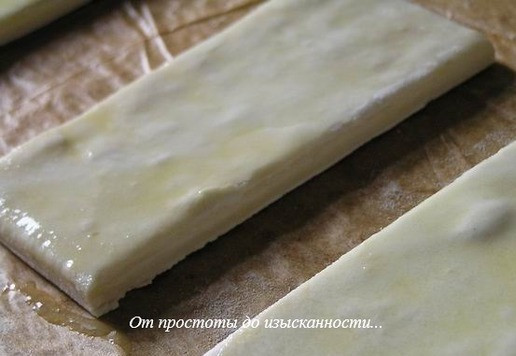 1. Этап. Фальшивые пироги с курицей и грибами: Смажьте чуть взбитым яйцом, выложите на противень.