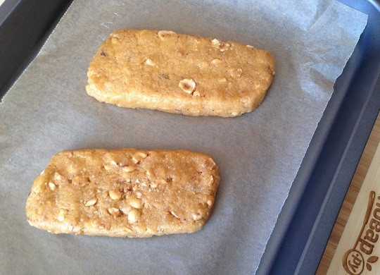 1. Этап. Цитрусовые кантуччи с фундуком: 5. Противень застилаем пергаментом, выкладываем батончики теста. Подровняем, я сразу делаю края немного наискосок, ведь кантуччи будут нарезаться именно наискосок.