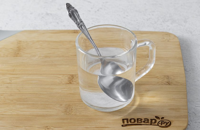 1. Этап. Лепешки с кинзой: Растворите в горячей воде соль.