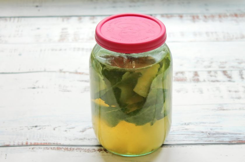 1. Этап. Медовуха на самогоне в домашних условиях: Влейте в банку самогон, плотно закройте и потрясите до растворения меда.