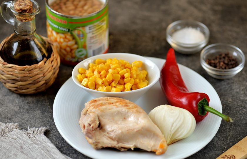 1. Этап. Салат Песня: Подготовьте все необходимые ингредиенты. Перец и лук помойте, обсушите.