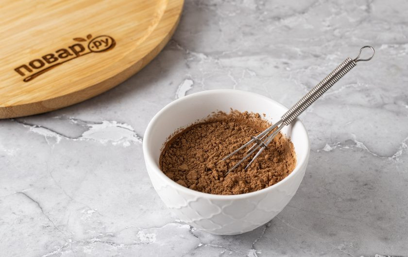 1. Этап. Десерт без выпечки и муки: В оставшиеся 100 мл. молока добавьте какао-порошок и перемешайте, чтобы не оставалось комочков.