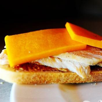 1. Этап. Панини с курицей и беконом: 4. Выложить сверху полоски куриного филе и ломтики сыра поверх хлеба, смазанного горчицей.