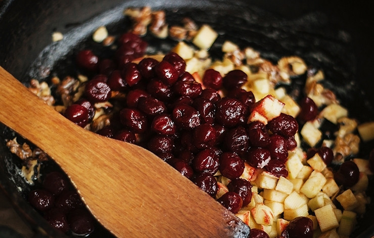 1. Этап. Вишневый штрудель из готового теста: В сковороде разогрейте масло, нарубите орехи, добавьте их туда. Обжаривайте на огне, помешивая. Также добавьте вишню, яблоки, сахар и корицу. Всё перемешивайте и продолжайте готовить около 10 минут.