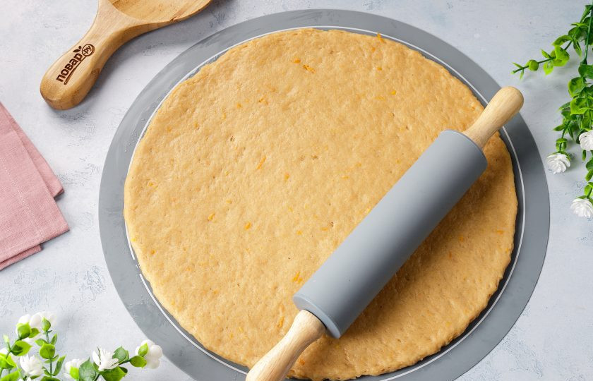 1. Этап. Коржики сахарные: Рабочую поверхность смажьте растительным маслом или посыпьте мукой. Раскатайте тесто диаметром около 30 см., толщиной не более 1 см.