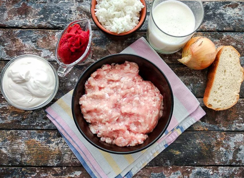 1. Этап. Тефтели как в столовой: Для того, чтобы приготовить тефтели как в столовой, подготовьте все необходимые ингредиенты. Рис отварите до готовности и дайте ему полностью остыть.