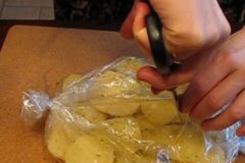 1. Этап. Картофель в рукаве для запекания: При желании - добавить оливковое масло. Уложить в рукав для запекания, закрыть. Не забудьте сделать сверху в рукаве несколько проколов, чтобы мог выходить горячий воздух, иначе он может взорваться!