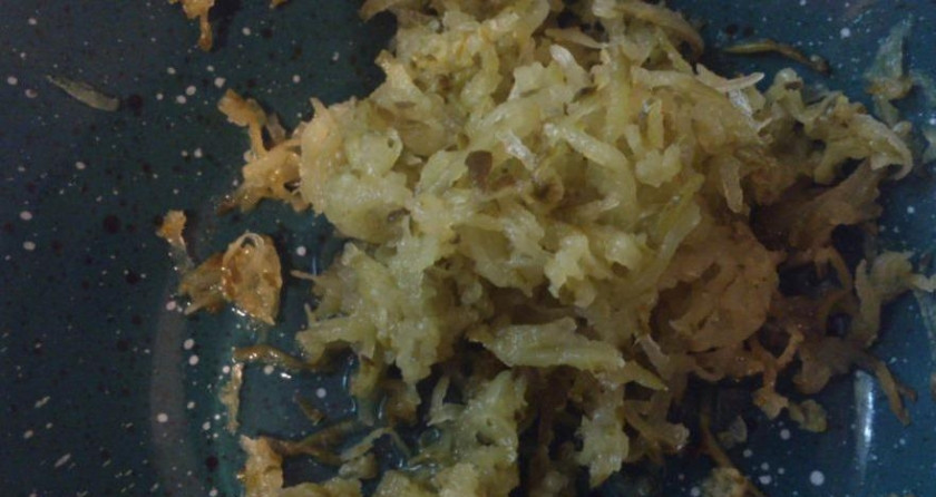 1. Этап. Соус из сливок и майонеза: Натрите маринованные огурцы на терке. Выжмете сок.