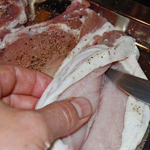 1. Этап. Свиная корейка с домашним кетчупом: А пока наш соус варится - займемся корейкой. Для этого возьмем корейку, нарежем на порционные кусочки, и с торцевой стороны каждого из кусочков сделаем достаточно глубокий надрез по направлению кости. Для наглядности смотрите фото - у нас должен получиться своеобразный кармашек.