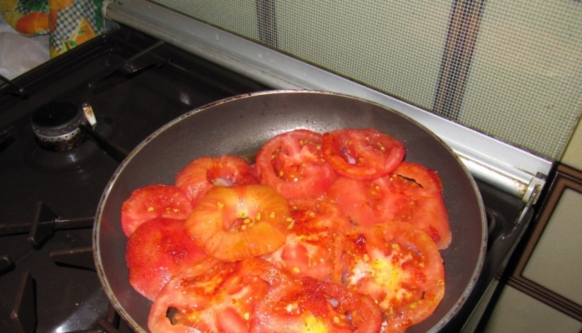 1. Этап. Яичница израильская: 2. Помидоры ошпарим кипятком, нарезаем кружочками, и выкладываем поверх лука слоем. Не перемешиваем, но уменьшаем огонь, пусть пустят сок.